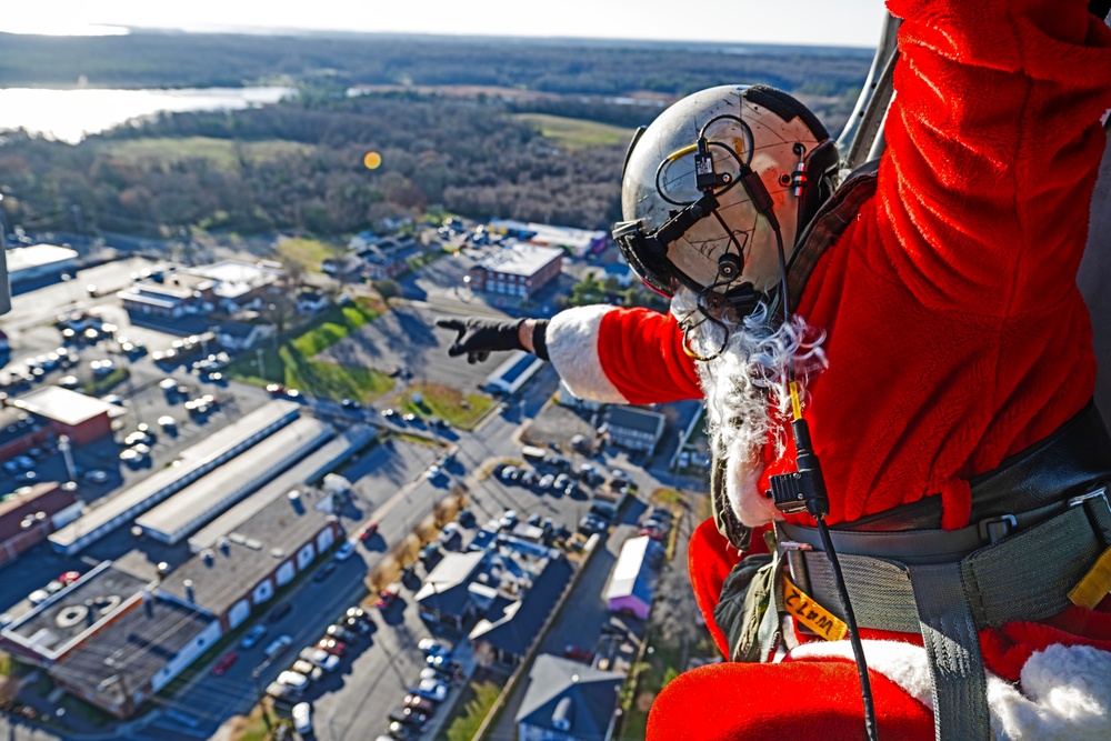 Santa Claus spreads cheer over Southern Maryland Dec. 9 (Courtesy of the U.S. Navy)