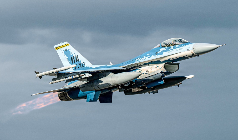 DVIDS - Images - WSINT 25-B take offs [Image 8 of 11]