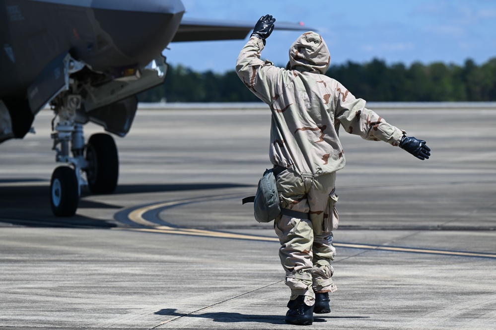 33rd FW Airmen catch jets in MOPP gear