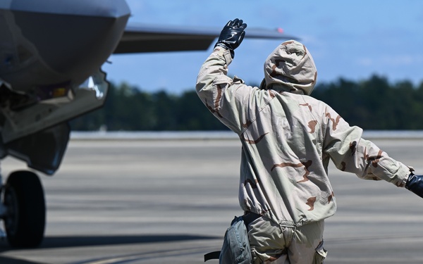 33rd FW Airmen catch jets in MOPP gear