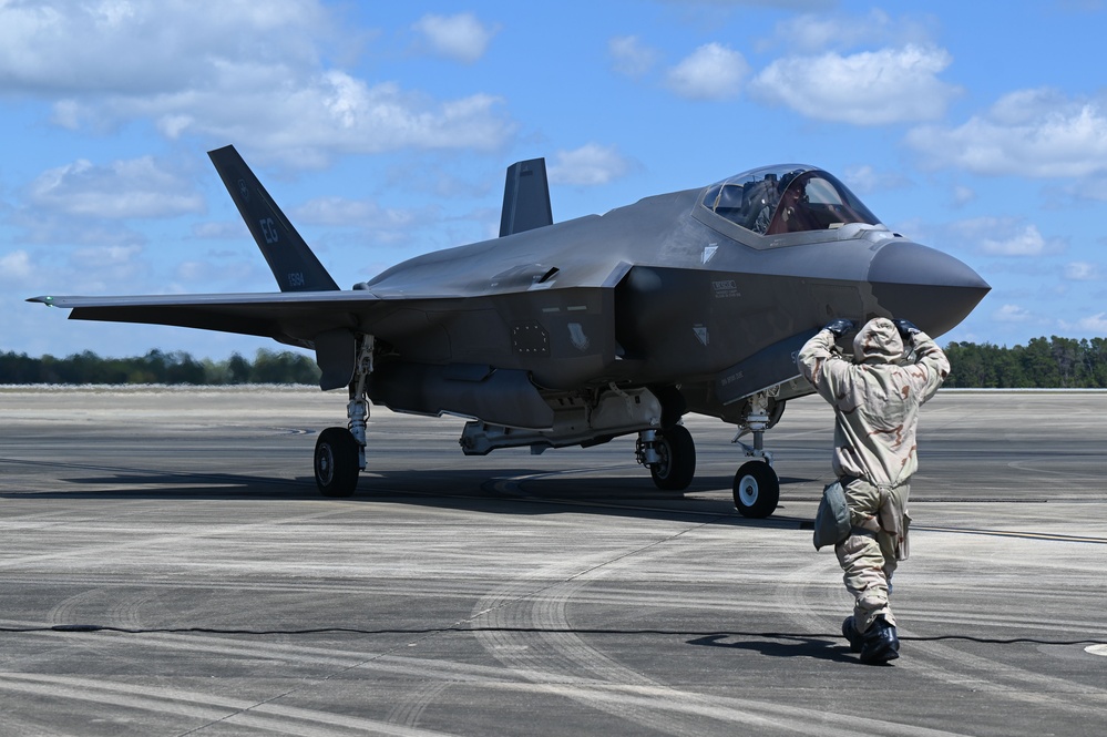 33rd FW Airmen catch jets in MOPP gear