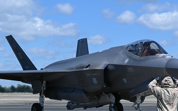 33rd FW Airmen catch jets in MOPP gear