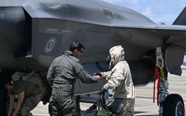 33rd FW Airmen catch jets in MOPP gear