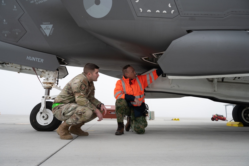 Royal Netherlands visit for Gunfighter Flag