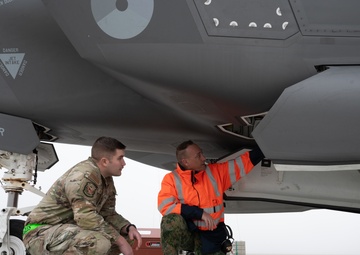 Royal Netherlands visit for Gunfighter Flag