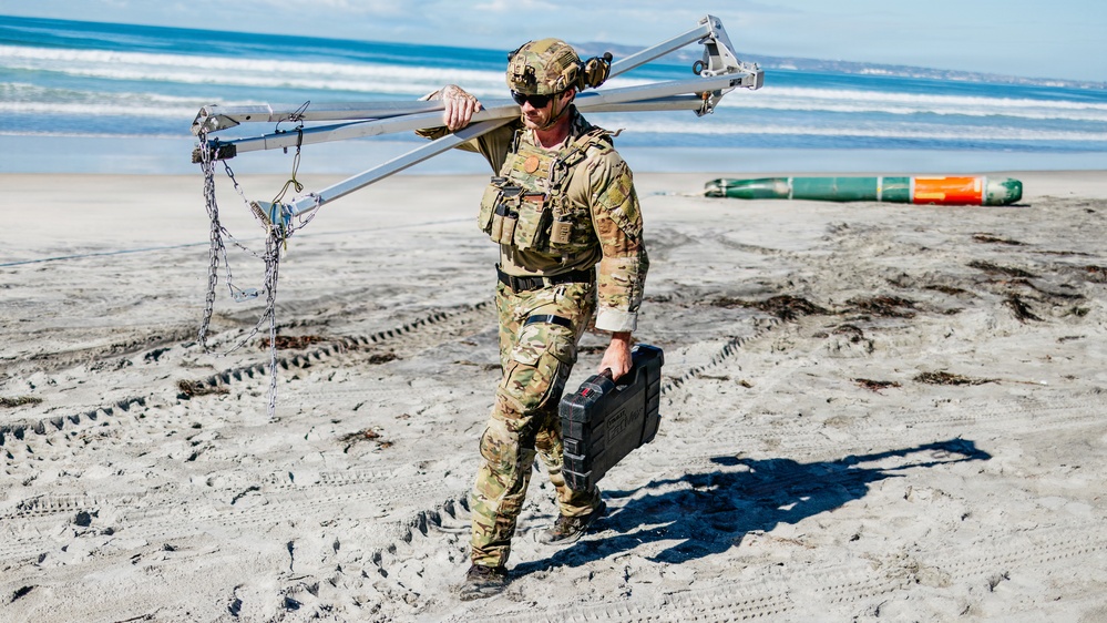 EODMU-11 Conducts an Torpedo Recovery Scenario Drill