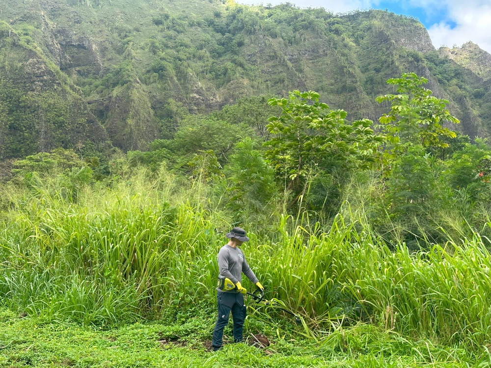 Hawaii Military &amp; Civilians Give Back to Ko'olau Foundation