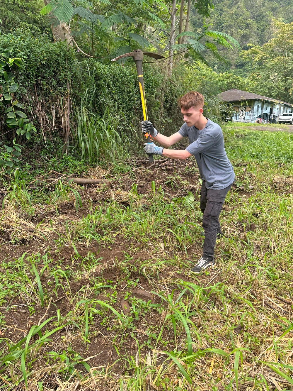 Hawaii Military &amp; Civilians Give Back to Ko'olau Foundation