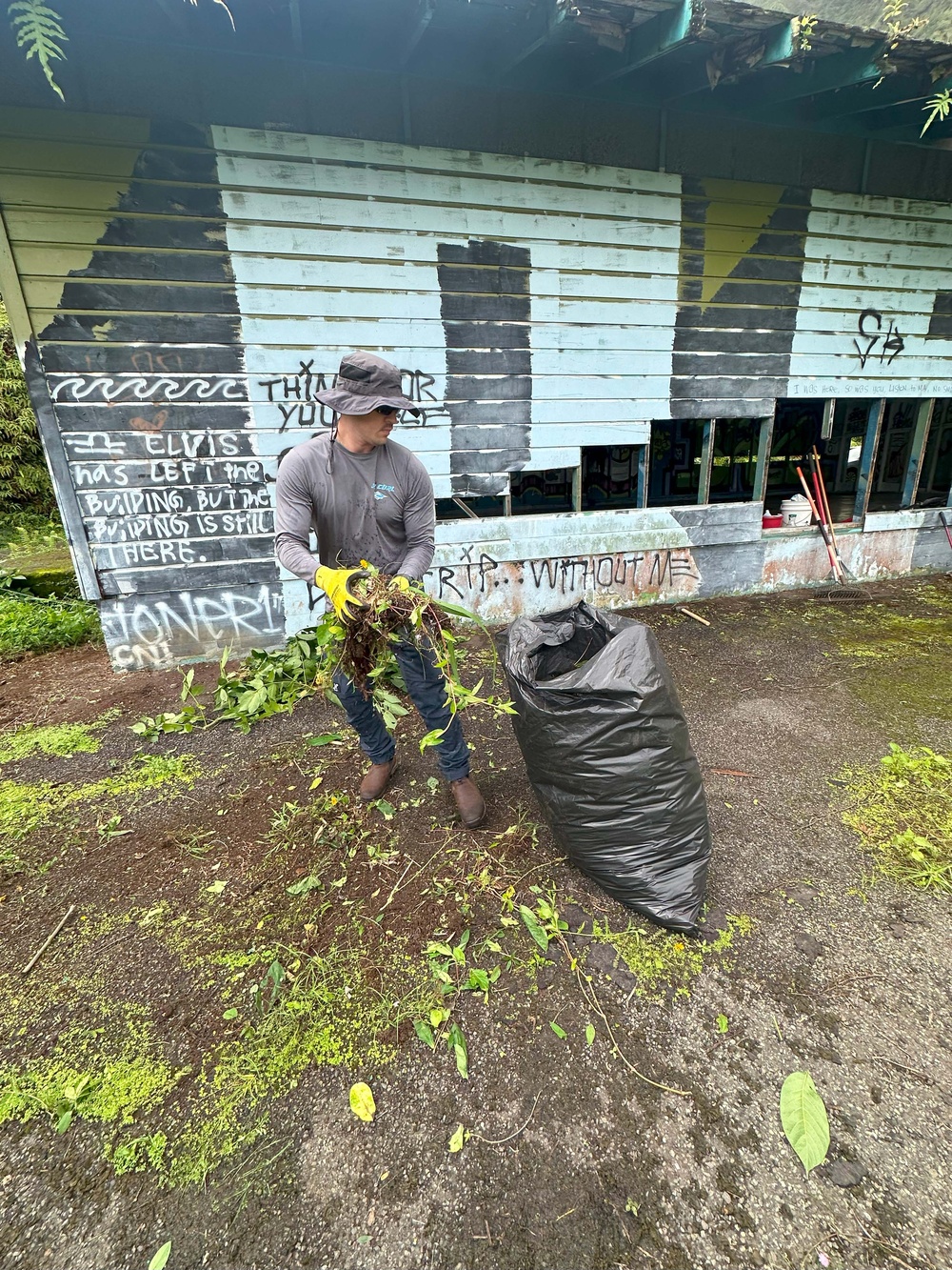Hawaii Military &amp; Civilians Give Back to Ko'olau Foundation