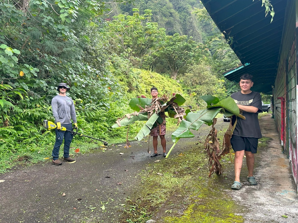 Hawaii Military &amp; Civilians Give Back to Ko'olau Foundation