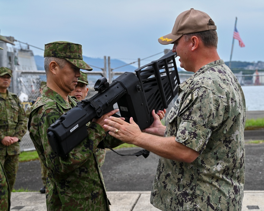 CFAS Meets With JGSDF Lt. Gen.