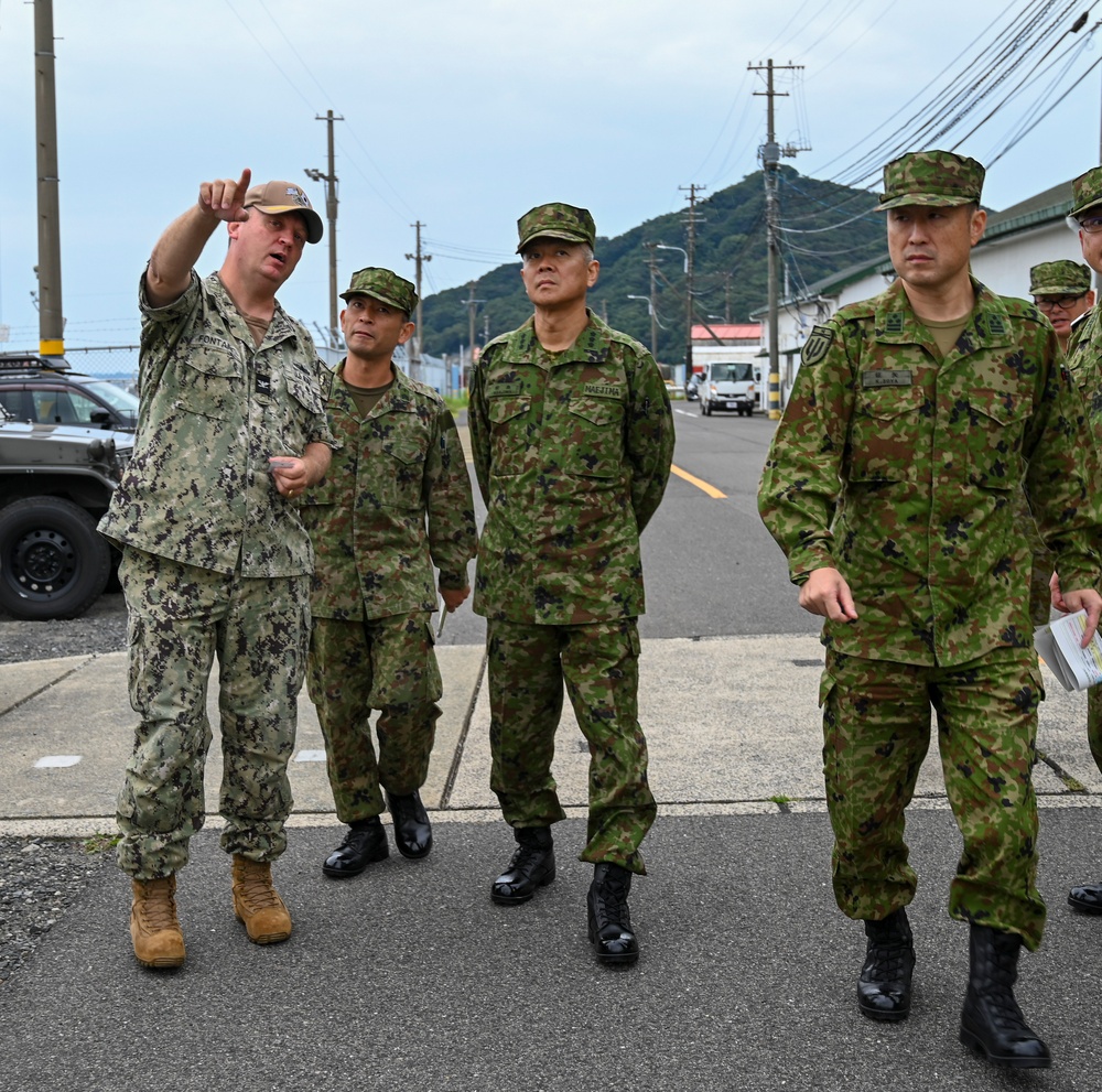 CFAS Meets With JGSDF Lt. Gen.