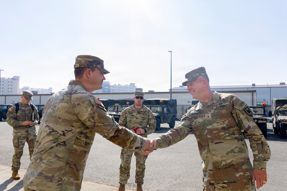 Brigadier General Ray Phariss visits 41st Signal Battalion, 304th Expeditionary Signal Battalion