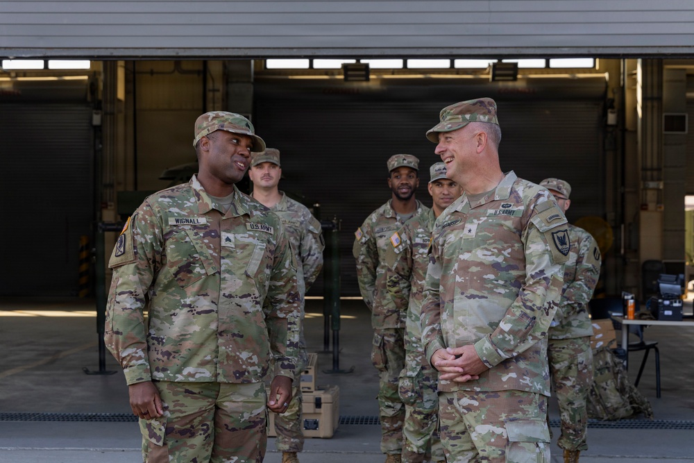 Brigadier General Ray Phariss visits 41st Signal Battalion, 304th Expeditionary Signal Battalion