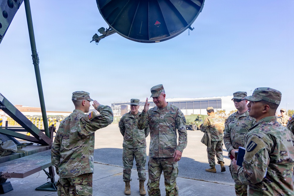 Brigadier General Ray Phariss visits 41st Signal Battalion, 304th Expeditionary Signal Battalion