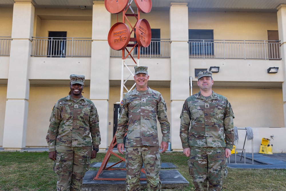 Brigadier General Ray Phariss visits 41st Signal Battalion, 304th Expeditionary Signal Battalion