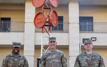 Brigadier General Ray Phariss visits 41st Signal Battalion, 304th Expeditionary Signal Battalion