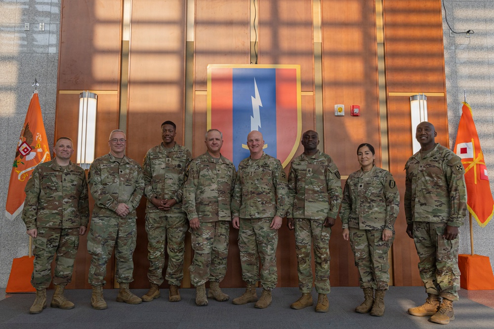 Eighth Army Commanding General Visits 1st Signal Brigade