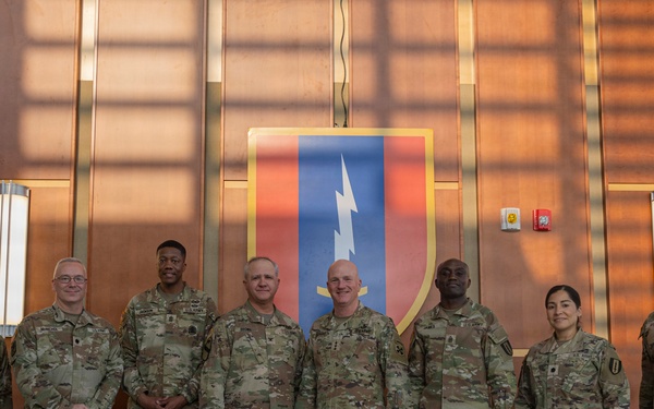Eighth Army Commanding General Visits 1st Signal Brigade
