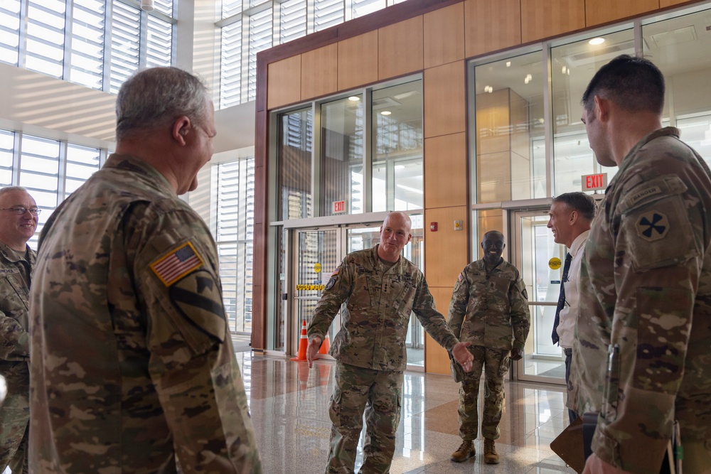 Eighth Army Commanding General Visits 1st Signal Brigade