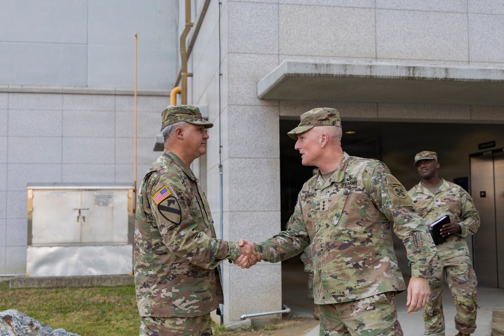 Eighth Army Commanding General Visits 1st Signal Brigade