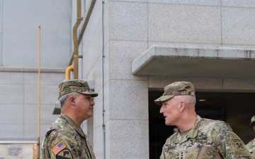 Eighth Army Commanding General Visits 1st Signal Brigade