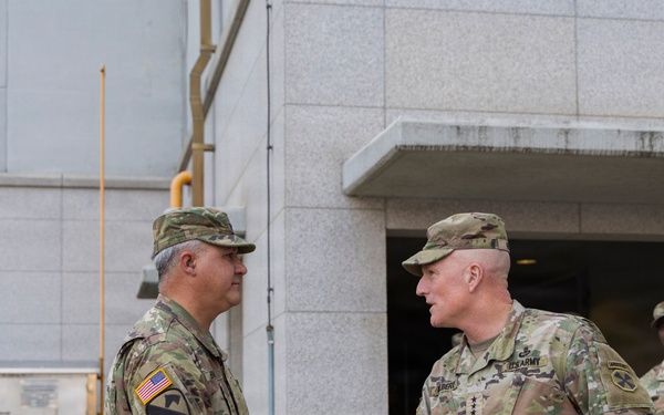 Eighth Army Commanding General Visits 1st Signal Brigade
