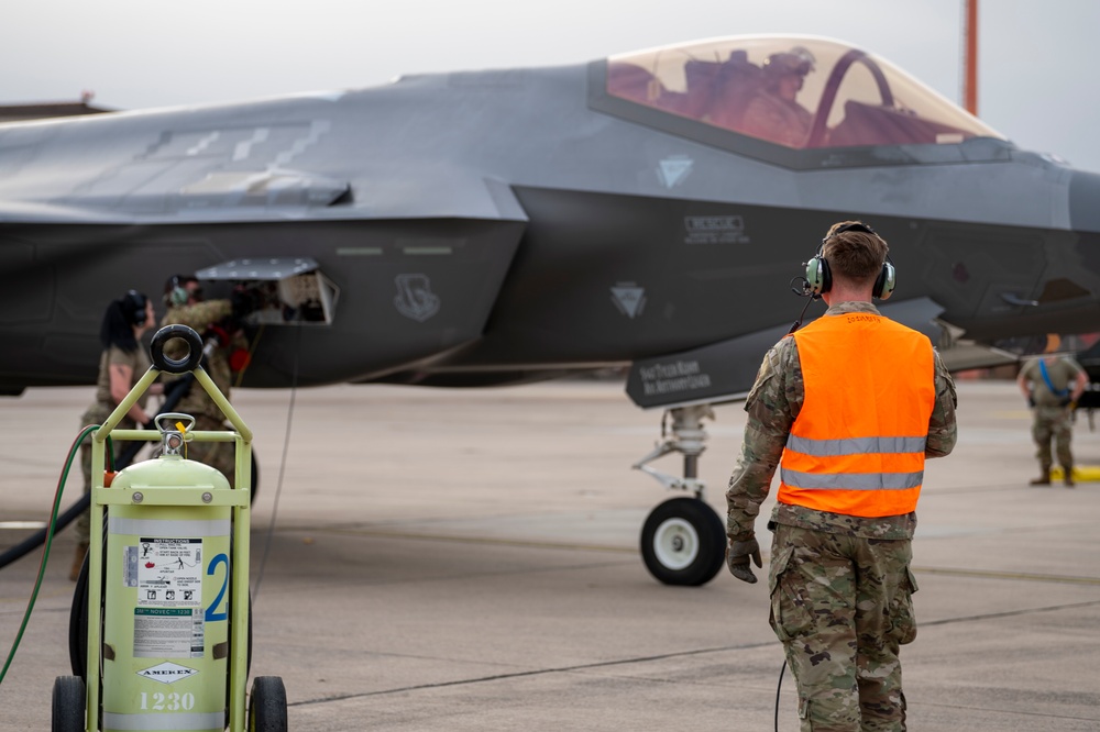 Hot Pit Refueling: Ramstein supports the fighter mission