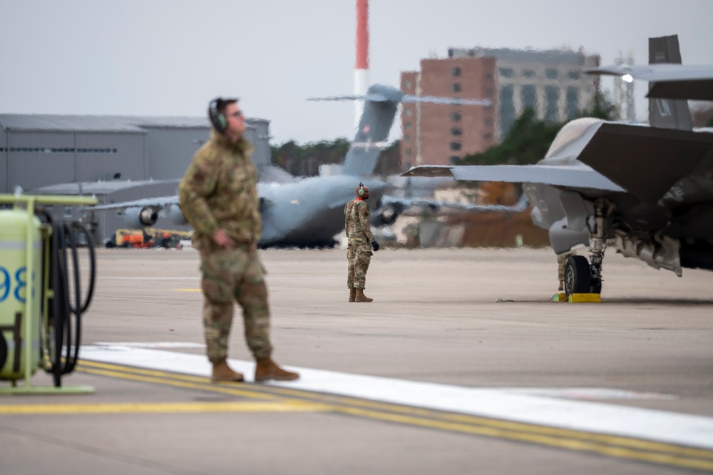 Hot Pit Refueling: Ramstein supports the fighter mission