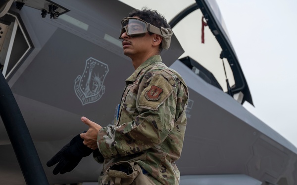 Hot Pit Refueling: Ramstein supports the fighter mission