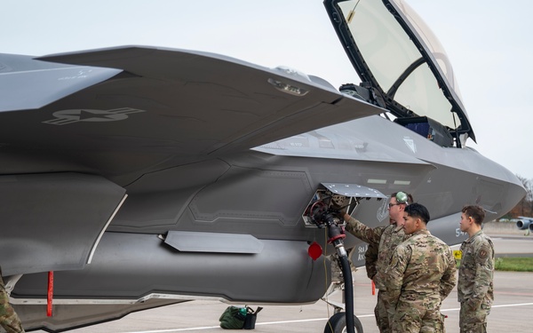 Hot Pit Refueling: Ramstein supports the fighter mission