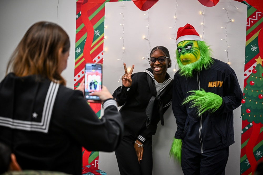 NMCRS Holiday Photo Booth