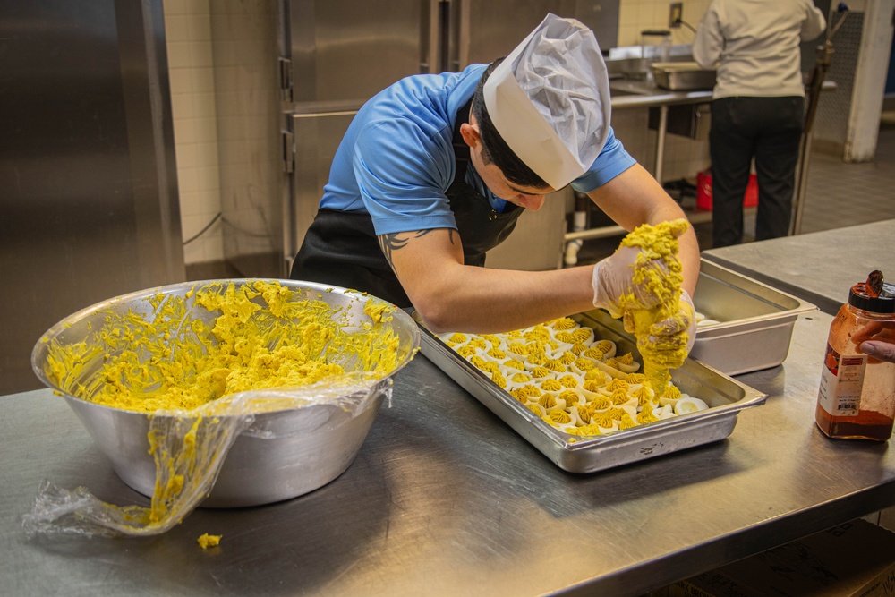 3rd Infantry Division Hosts Thanksgiving Meal