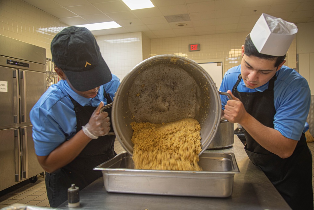 3rd Infantry Division Hosts Thanksgiving Meal