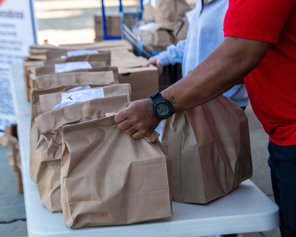 Operation Warm heart: Thanksgiving meal giveaway