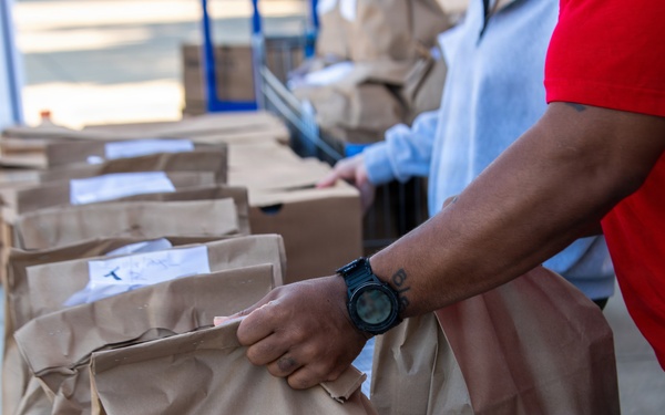 Operation Warm heart: Thanksgiving meal giveaway