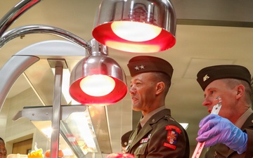 SETAF-AF leaders serve Soldiers Thanksgiving meal