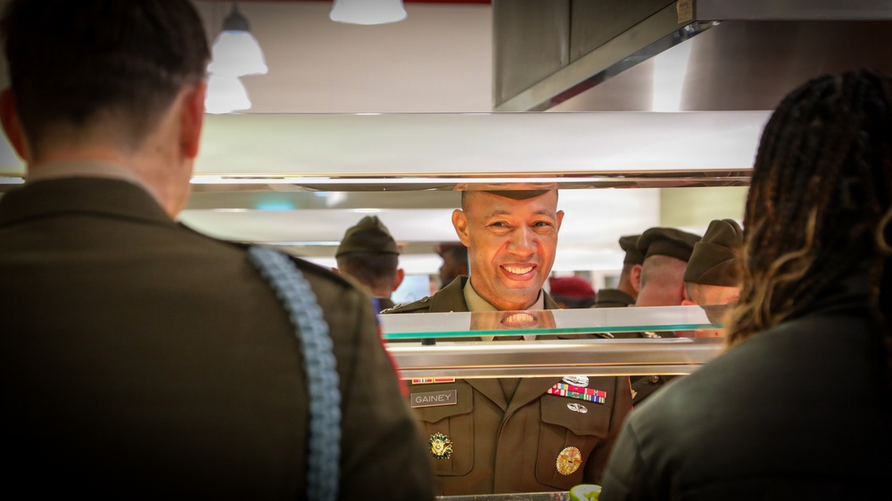 SETAF-AF leaders serve Soldiers Thanksgiving meal