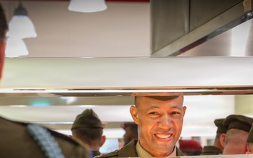 SETAF-AF leaders serve Soldiers Thanksgiving meal