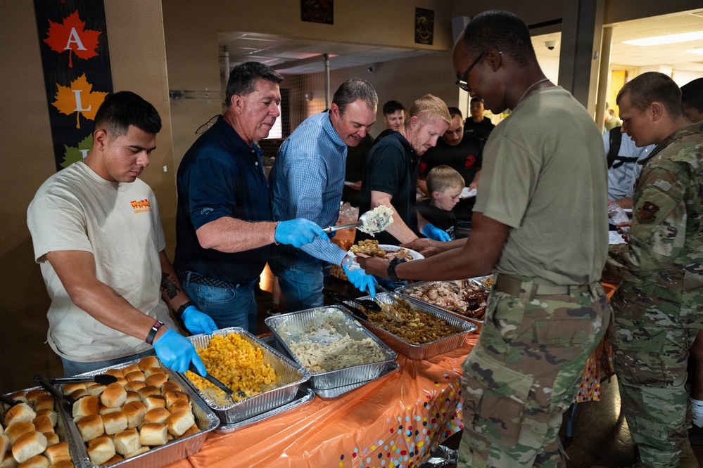 Goodfellow Students Receive Thanksgiving Dinner