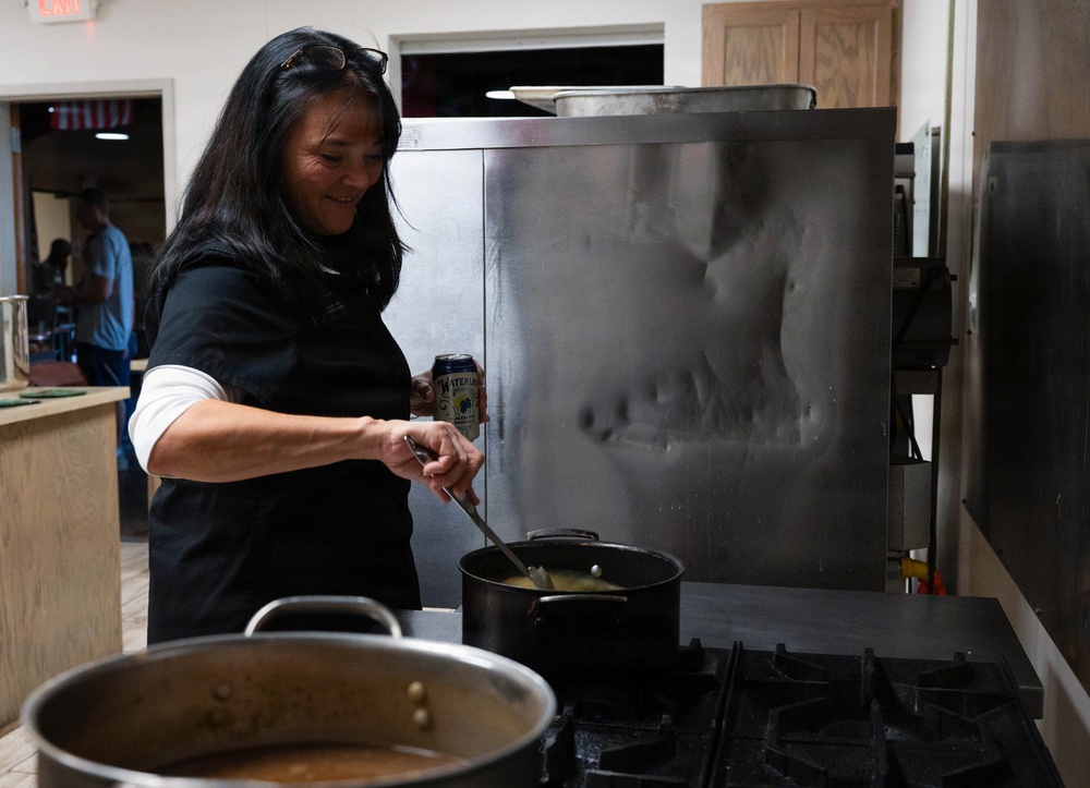 Goodfellow Students Receive Thanksgiving Dinner