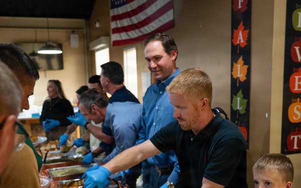 Goodfellow Students Receive Thanksgiving Dinner