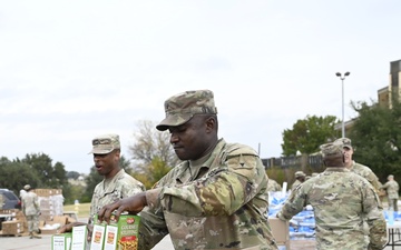 Giving thanks, giving back:  Fort Hood, CTFB serves Soldiers, families meals for Thanksgiving