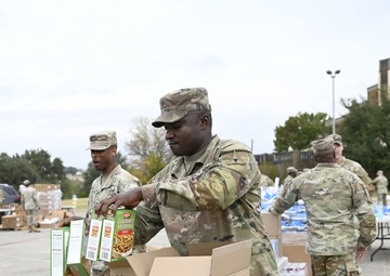 Giving thanks, giving back:  Fort Hood, CTFB serves Soldiers, families meals for Thanksgiving