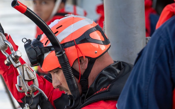 Command Naval Surface Forces Reserve Conduct SAR Evolution Aboard USS Paul Hamilton (DDG 60)