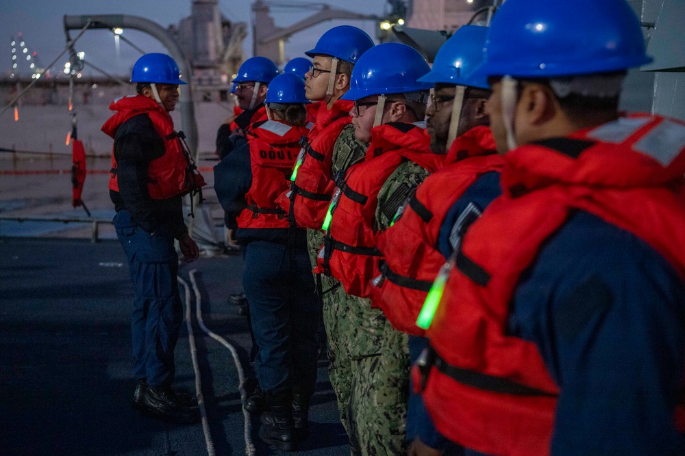 Command Naval Surface Forces Reserve Conduct SAR Evolution Aboard USS Paul Hamilton (DDG 60)