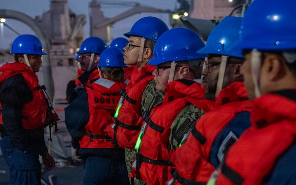 Command Naval Surface Forces Reserve Conduct SAR Evolution Aboard USS Paul Hamilton (DDG 60)