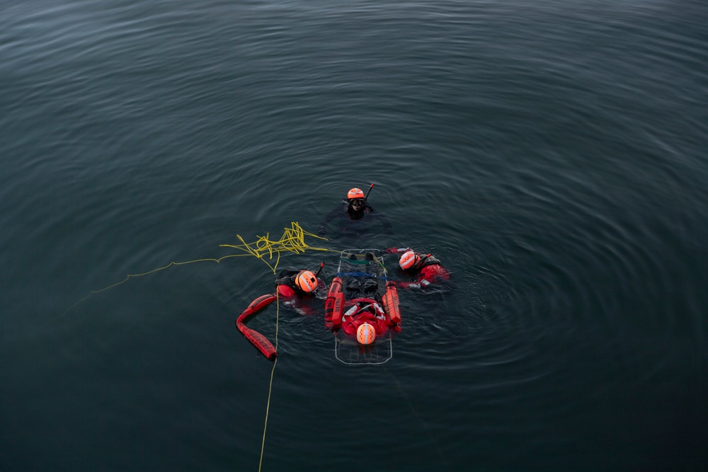 Command Naval Surface Forces Reserve Conduct SAR Evolution Aboard USS Paul Hamilton (DDG 60)
