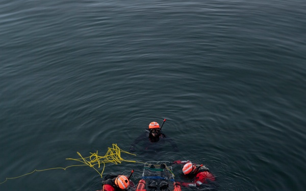 Command Naval Surface Forces Reserve Conduct SAR Evolution Aboard USS Paul Hamilton (DDG 60)