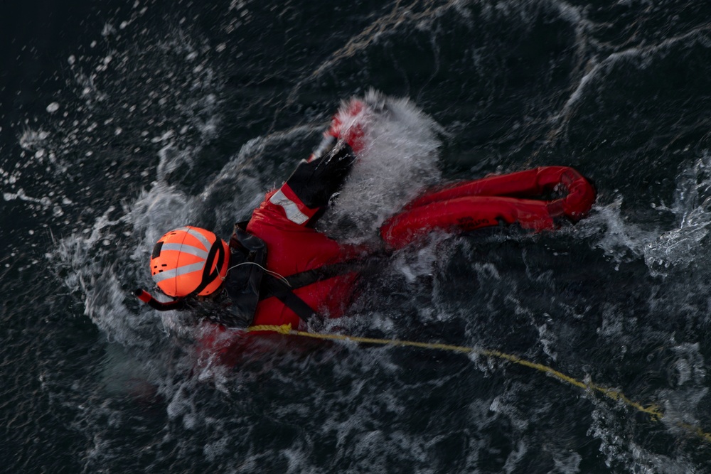 Command Naval Surface Forces Reserve Conduct SAR Evolution Aboard USS Paul Hamilton (DDG 60)